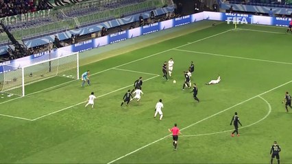 Árbitro marca pênalti para o Kashima após ver vídeo