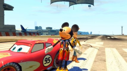MICKEY MOUSE de DISNEY y WOODY de TOY STORY prueban autos CARS : RAYO MCQUEEN y DINOCO | Gameplay
