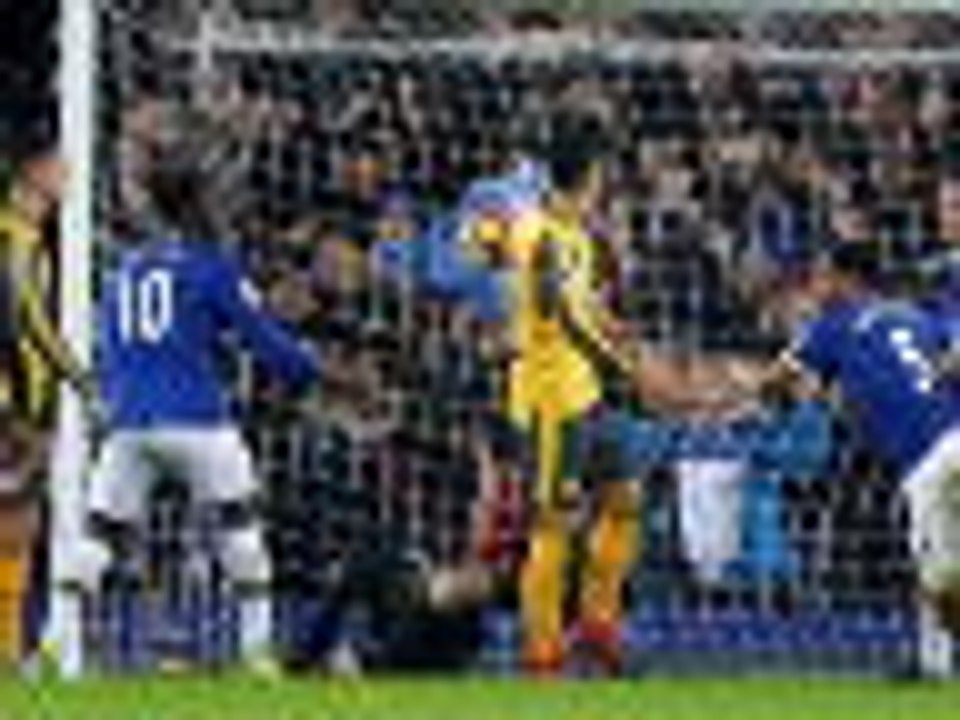 Wenger criticises referee after defeat