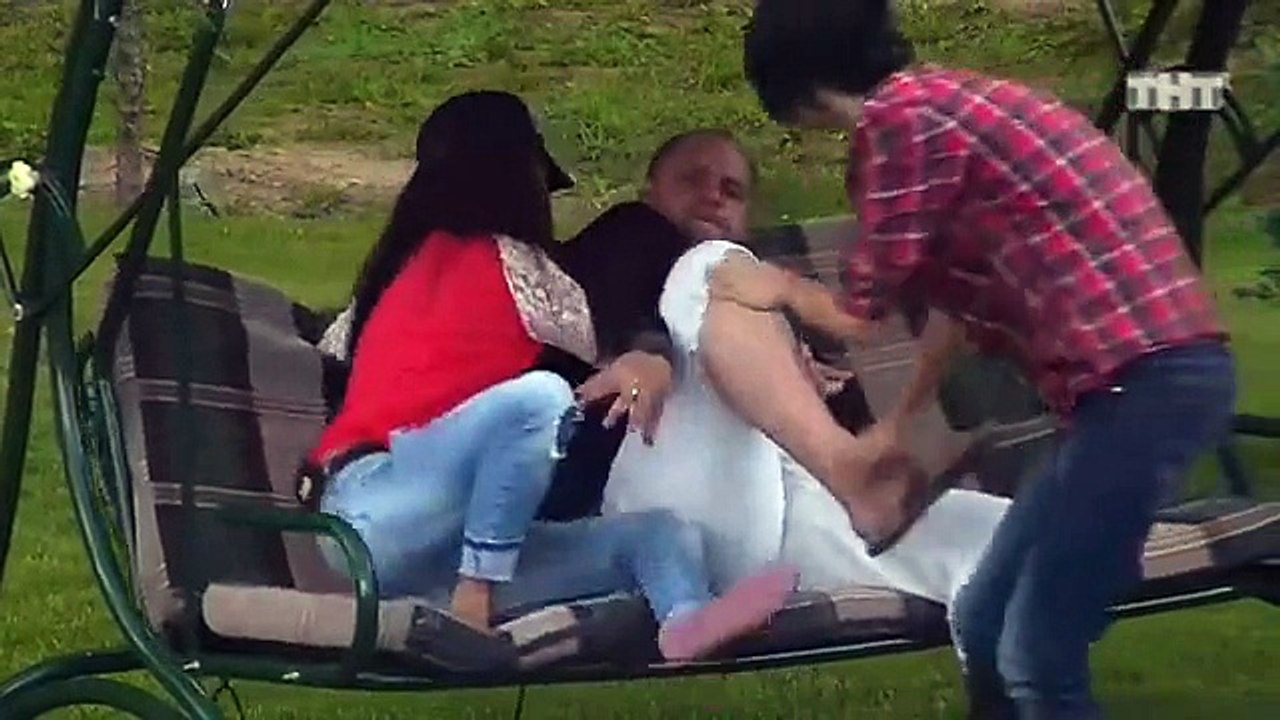 Regardez comment il maitrise cette femme hystérique qui l'agresse : Pétage de cable pendant une émission de Télé-réalité