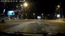 Ce chauffeur de bus russe est juste très très bon... Drift sur neige