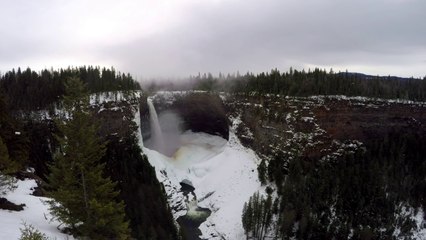 Скачать видео: Il escalade la cascade de glace la plus dur au monde à grimper