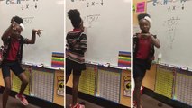 Des élèves apprennent à faire une division en chantant