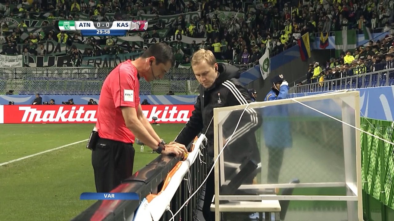 CdM Clubs - Un pénalty accordé après arbitrage vidéo !