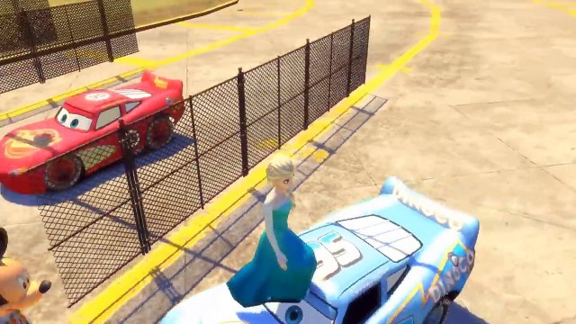 SPIDERMAN + MICKEY + ELSA la Reine des Neiges conduisent FLASH McQUEEN de CARS 2