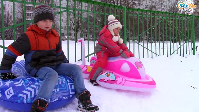 СНЕЖНАЯ ГОРКА Мотоцикл ХЕЛЛО КИТТИ Катаемся Ярослава и Игорек Видео для детей HELLO KITTY TOYS