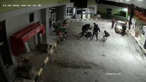 رواد:فيديو صادم لمجموعة من المنحرفين  يعنفون  عامل في محطة بنزين بوحشية (فيديو)