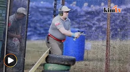 Aksi Agong pamer ketangkasan menembak