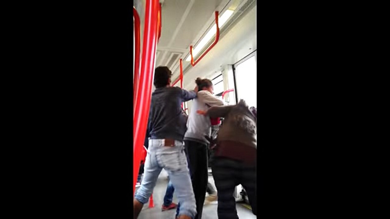 Ata zune nje shqiptar ne mes te Beogradit, rrahje masive ne Tramvaj (VIDEO +16)