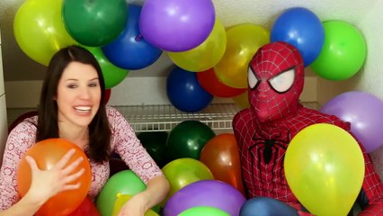 Video herunterladen: BALLOON POP CHALLENGE Surprise Toys inside a FULL ROOM of Balloons DisneyCarToys vs Spiderman