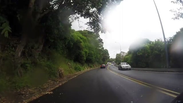 Ce motard se fait renverser par un chauffard qui prend la fuite...