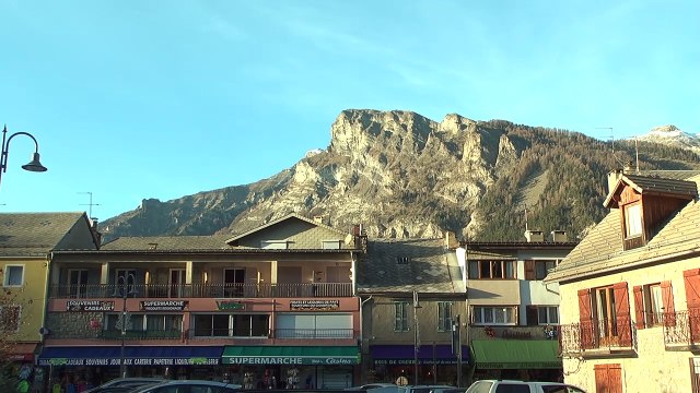 Hautes-Alpes : La patinoire semi-artificielle de Pont-du-Fossé n'est pas touché par le manque de neige dans la vallée du