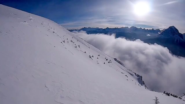 Un skieur provoque une avalanche