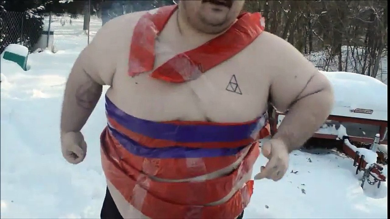 Il se couvre le ventre de milliers de pétard et allume la meche.. Taré