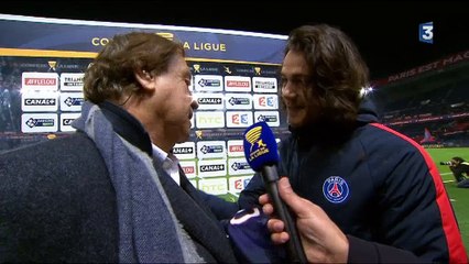 Daniel Lauclair en larmes en recevant le cadeau d'adieu d'Edinson Cavani