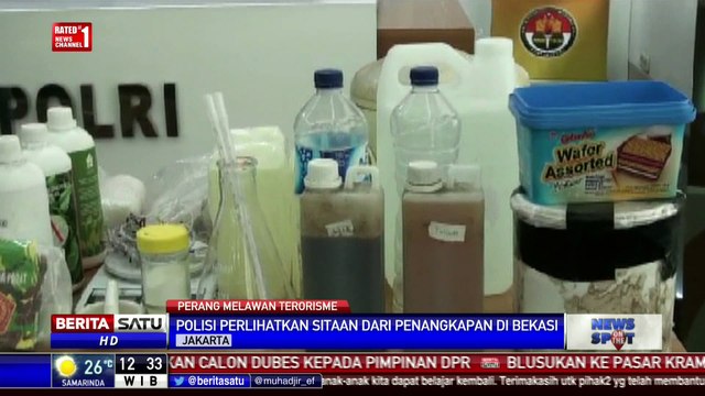 Polisi Menggelar Hasil Sitaan Terduga Teroris di Bekasi