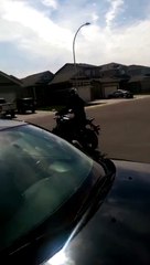 Un homme achète une moto et la crashe dès son premier essai