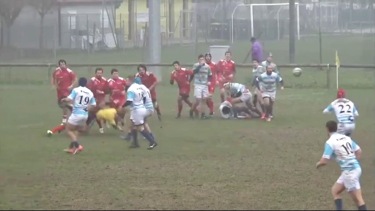 Une arbitre italienne violemment percutée en plein match