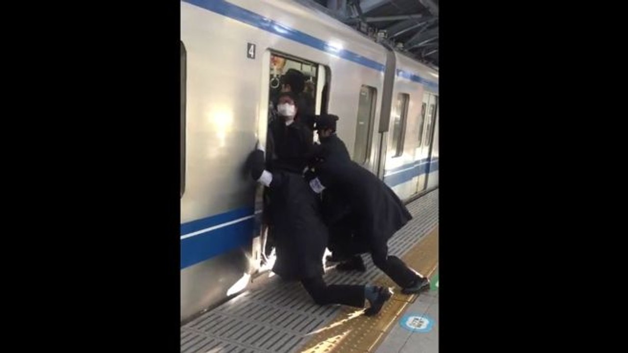 Des « pousseurs » font rentrer des passagers dans le métro