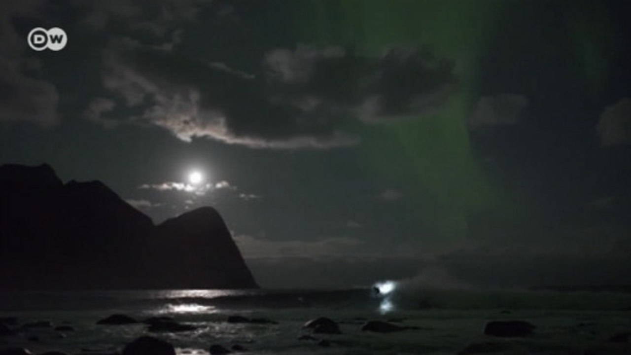 Surf sob a aurora boreal