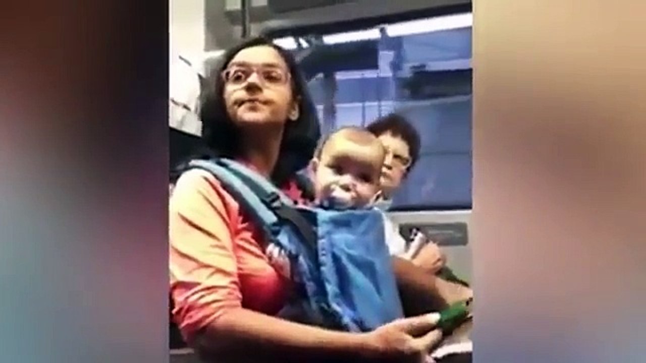 Elle souhaitait s'asseoir en première classe dans le train parce qu'elle était avec son bébé, mais les passagers ne l'en