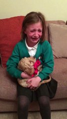 La réaction de cette fillette qui reçoit un chiot pour Noël va vous faire fondre