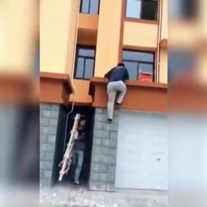 Uff Agar Na Dekhta To Gir Jata