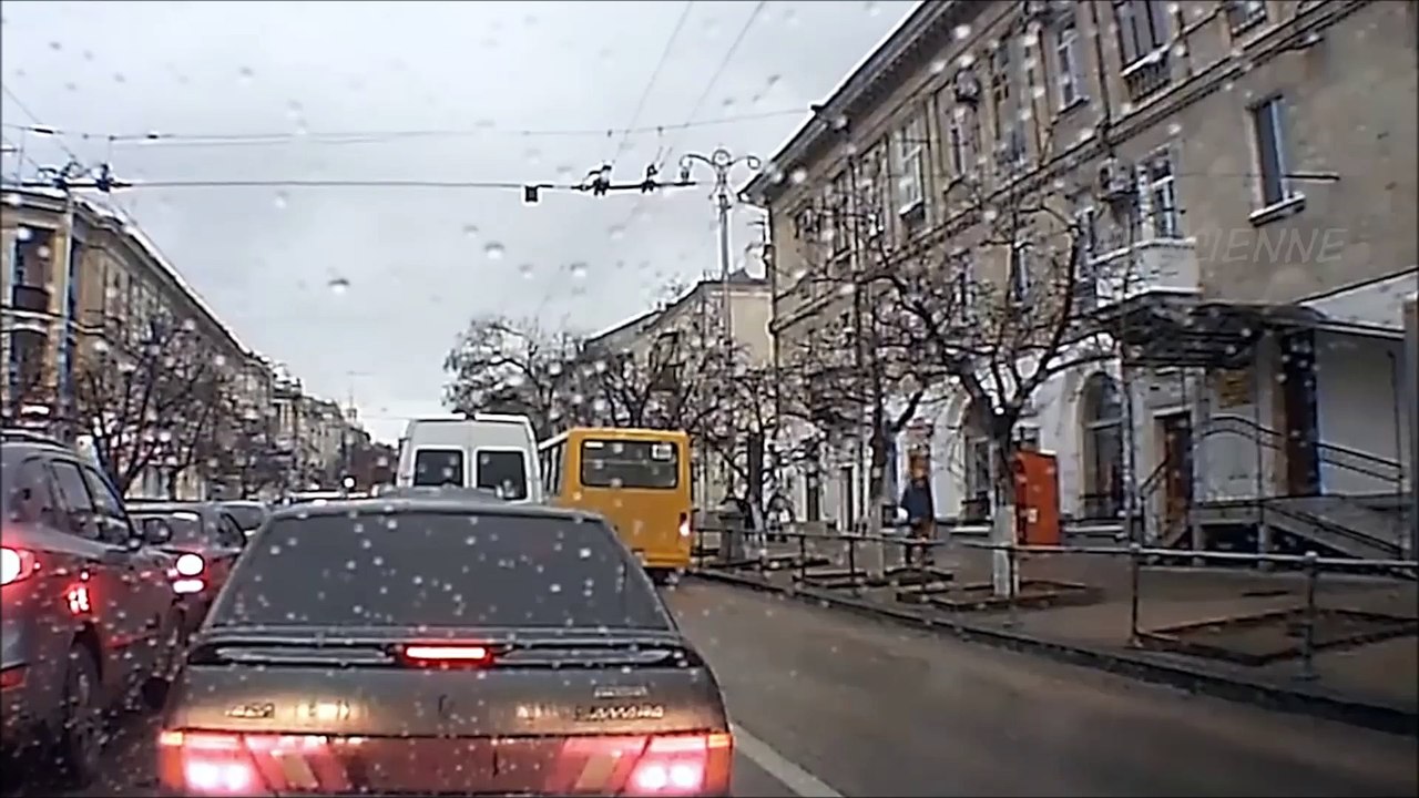 Accident Incroyable un homme contre un bus