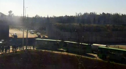 Ambulâncias e ônibus começam a sair do leste de Aleppo