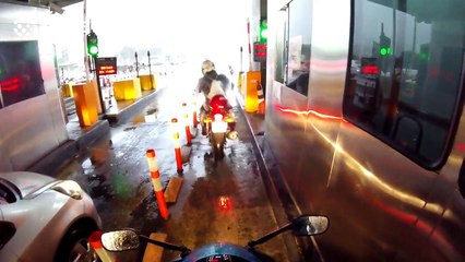 Heavy rains cause flooding in Rio de Janeiro
