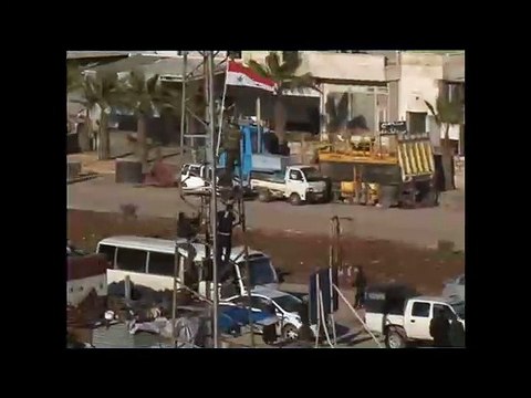 Сирийский флаг водружается над освобожденным от боевиков Восточным Алеппо 15.12.2016