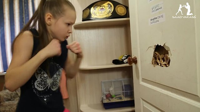 Une jeune boxeuse détruit sa porte de chambre