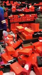 Voici comment finit un magasin Nike après les soldes !