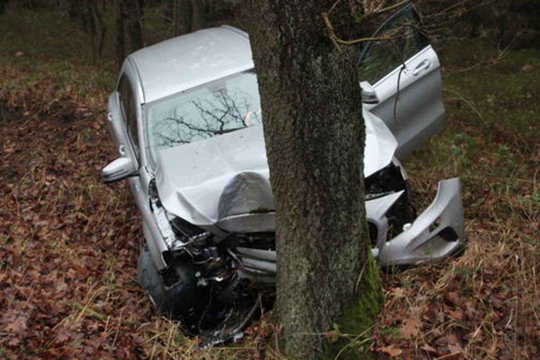 Auto prallt frontal gegen Eiche