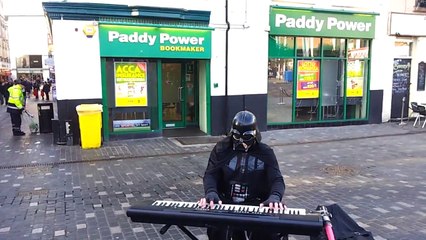 Quand tu tombes sur Dark Vador qui joue la musqiue de Star Wars à Williamson Square Liverpool