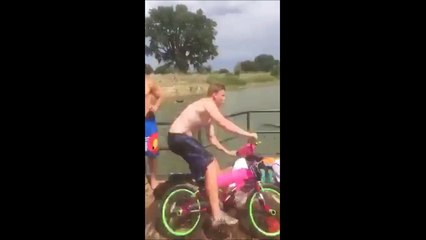 Un biker va se prendre une énorme gamelle sur cette rampe.. Fail douloureux