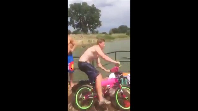 Un biker va se prendre une énorme gamelle sur cette rampe.. Fail douloureux