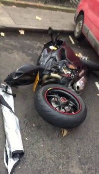 Des motards essaient d’empêcher le vol d'une moto en pleine rue à Londres.. Chaud!