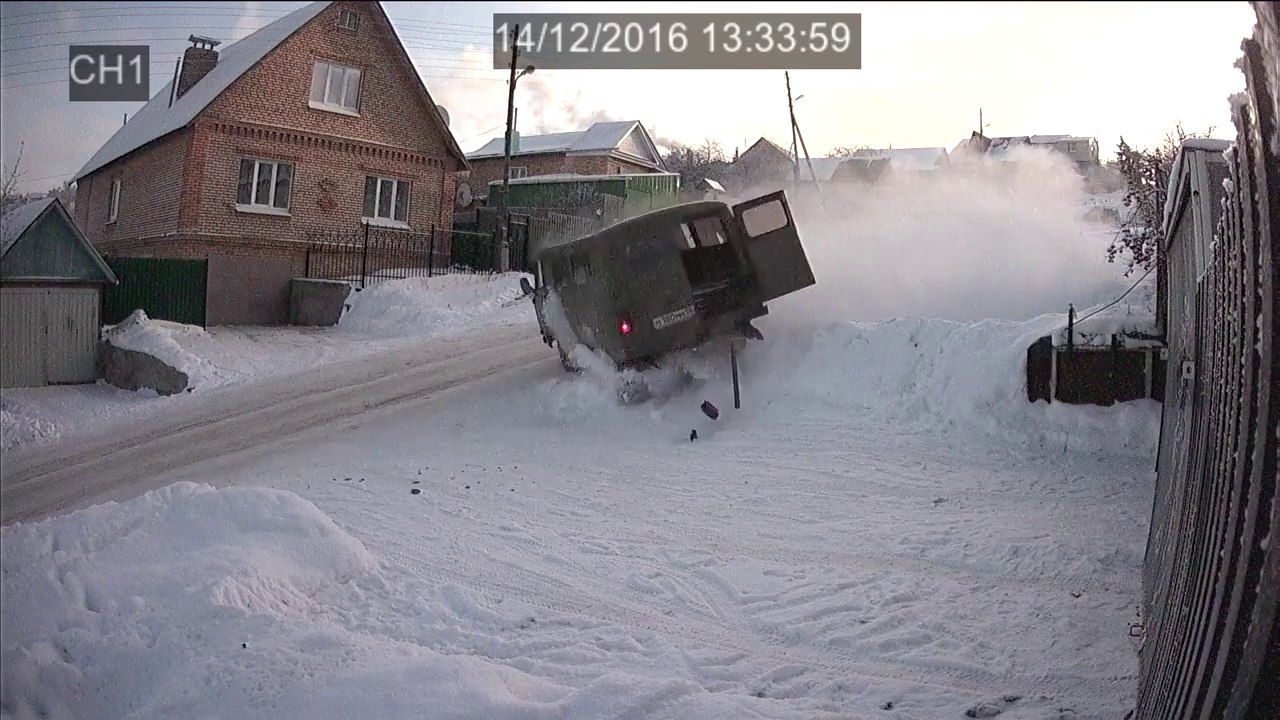 Un van dévale à toute vitesse cette route enneigée et s'éclate.