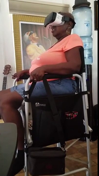 Quand mamie fait des montagnes russes en réalité virtuelle - VR Headset