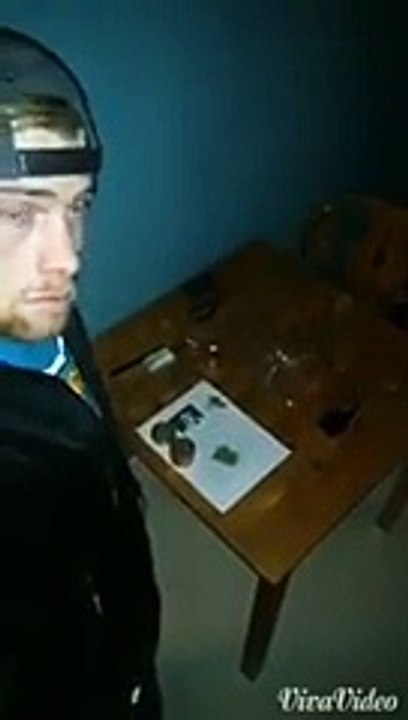 Cet idiot tente de fumer de l’herbe par le nez