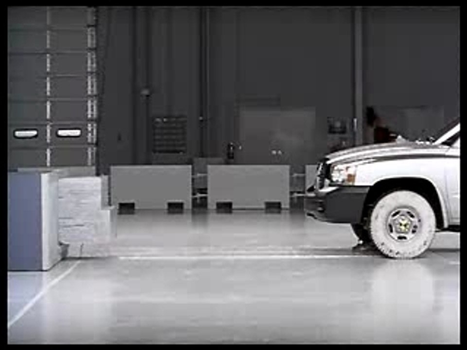 Dodge Dakota crash test 2005