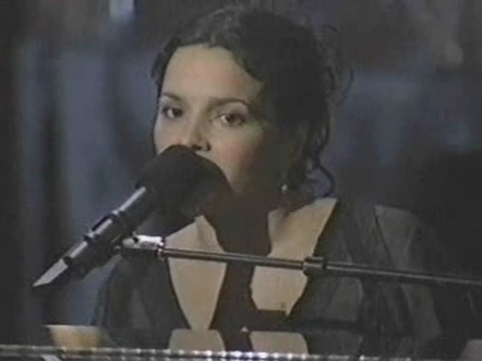 norah jones,dolly parton  the grass is blue