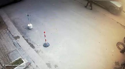 انتشرت صورتهما بكثافة..نشالان على دراجة نارية يحاولان خطف حاسوب أستاذ