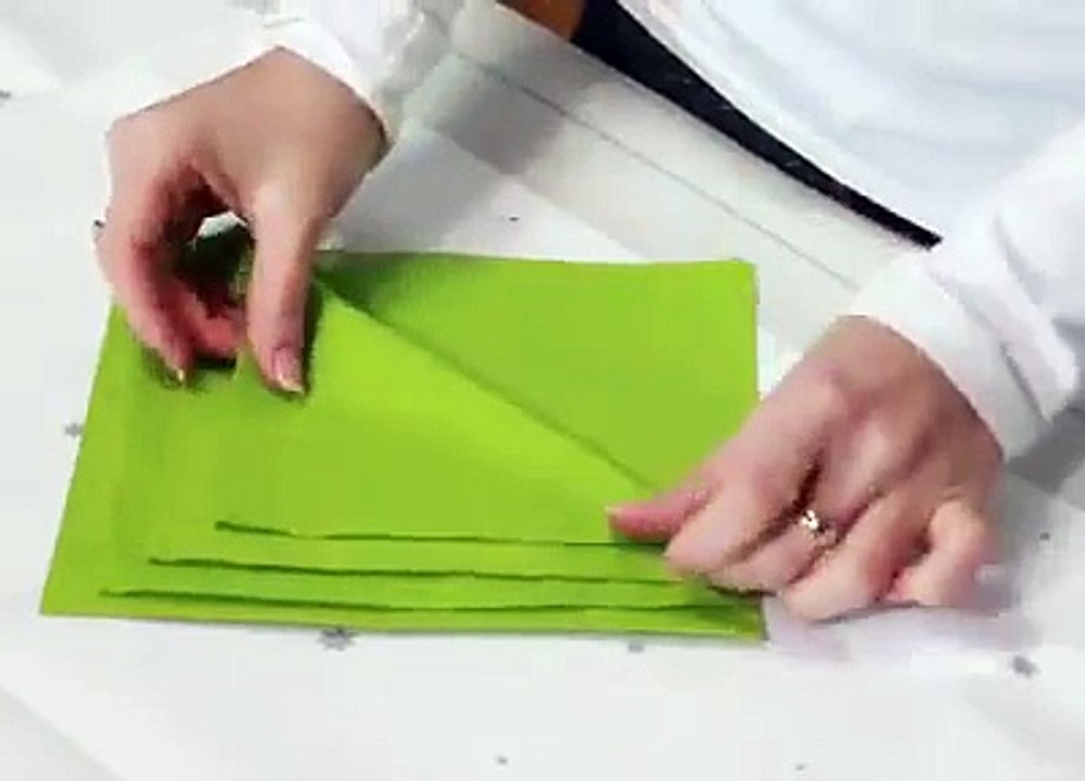 DIY : pour les fêtes de Noel, pliez vos serviettes en forme de sapin