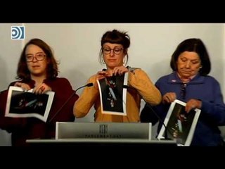 Diputados de la CUP rompen la foto del Rey