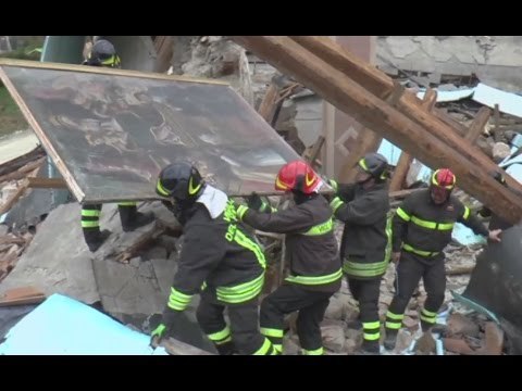 Visso (MC) - Terremoto, recupero opere in chiesa di Villa Sant'Antonio (15.12.16)
