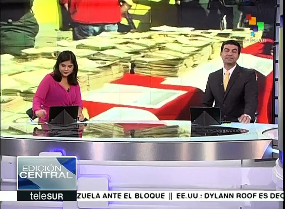 Venezolanos aprovechan último día para depositar billetes de Bs.100