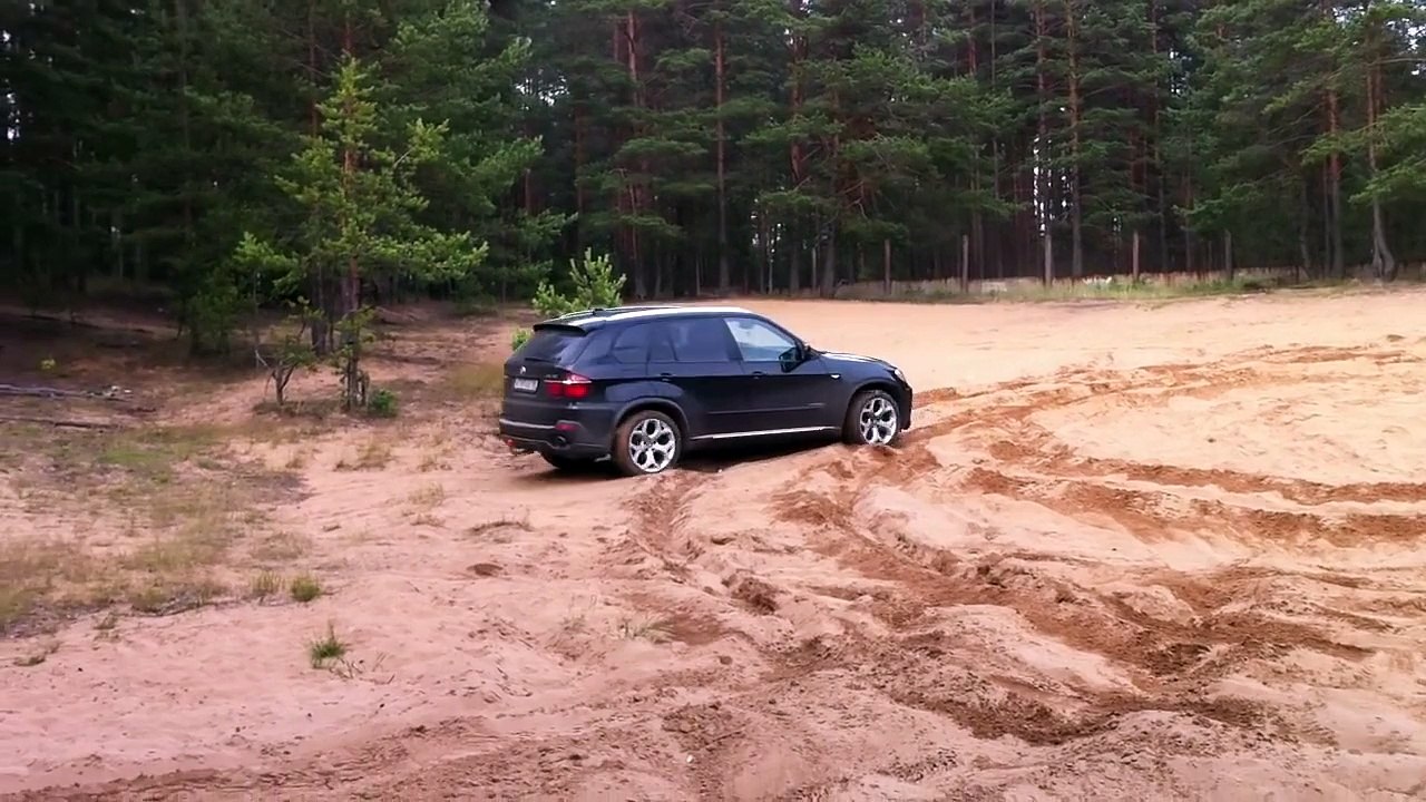 BMW X5 E70 offroad in the sand p2