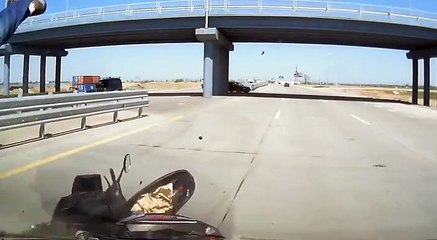 Il percute violemment un homme à scooter sur l'autoroute
